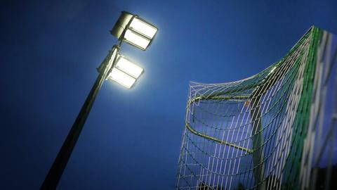 Ein Flutlicht strahlt auf den Fußballplatz