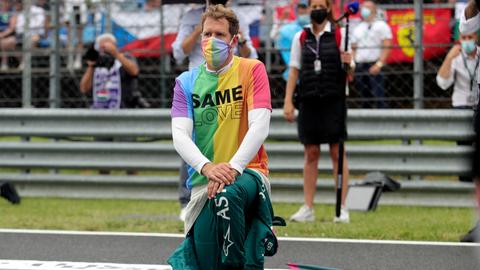 Vettel kniet vor dem GP in einem Regenbogen-Shirt