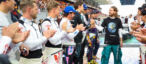 Vettel läuft durch das Spalier der Formel-1-Kollegen