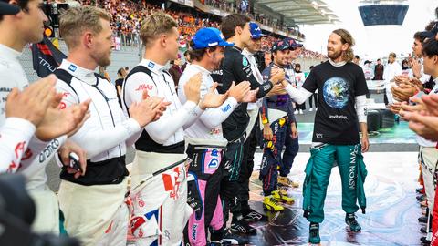 Vettel läuft durch das Spalier der Formel-1-Kollegen