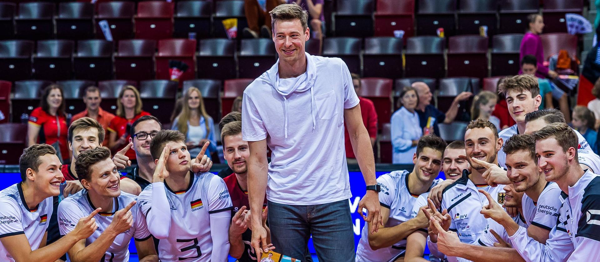 https://www.hessenschau.de/sport/mehr-sport/volleyball-schoeps-100~_t-1580485245647_v-16to7__retina.jpg https://www.hessenschau.de/sport/mehr-sport/volleyball-schoeps-100~_t-1580485245647_v-16to7__retina.jpg