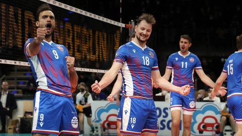 Max Staples, Viktor Lindberg und Daniel Malescha von den United Volleys jubeln.