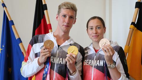 Florian und Sarah Wellbrock präsentieren ihre Medaillen in Tokio