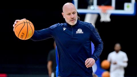 Ein Mann mit einem Basketball in der Hand