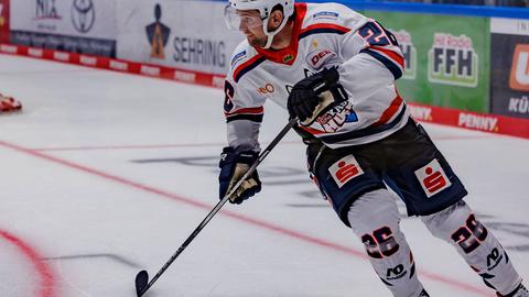 Yannik Valenti mit Schläger im Trikot der Kassel Huskies.