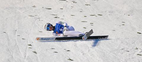 Timi Zajc kann seinen Sprung im Mixed in Willingen nicht stehen.