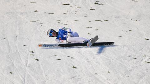 Timi Zajc kann seinen Sprung im Mixed in Willingen nicht stehen.