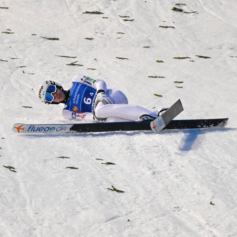 Timi Zajc kann seinen Sprung im Mixed in Willingen nicht stehen.