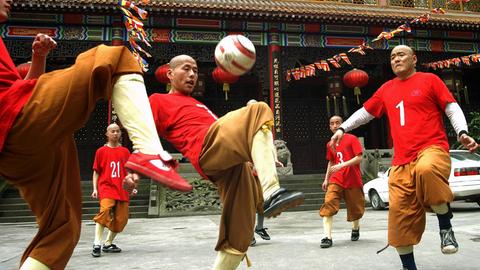 Mönche spielen Fußball