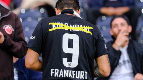 Eintracht-Fan mit Trikot von Randal Kolo Muani, bei dem der Name durchgestrichen ist.