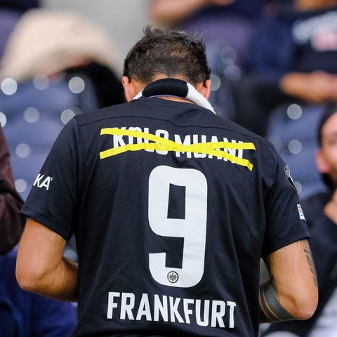 Eintracht-Fan mit Trikot von Randal Kolo Muani, bei dem der Name durchgestrichen ist.