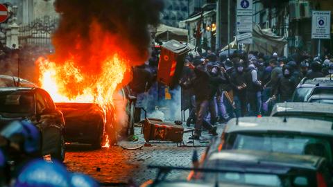 Hooligans randalieren in Neapel