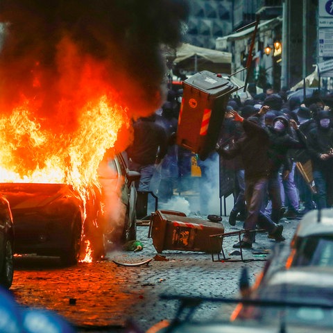 Hooligans randalieren in Neapel