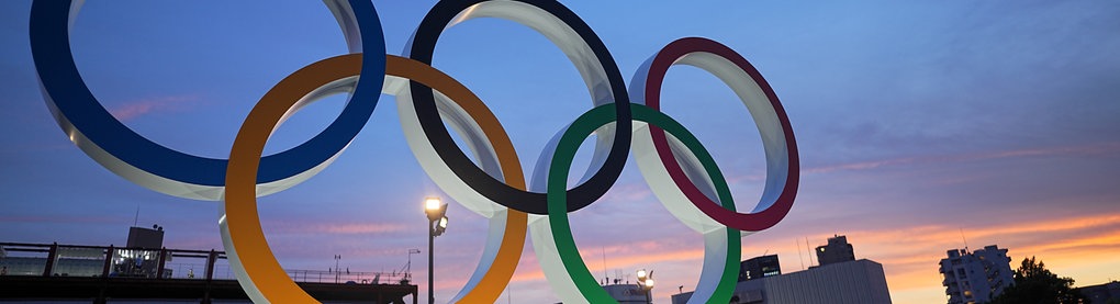 Die Olympischen Ringe stehen in der Abenddämmerung