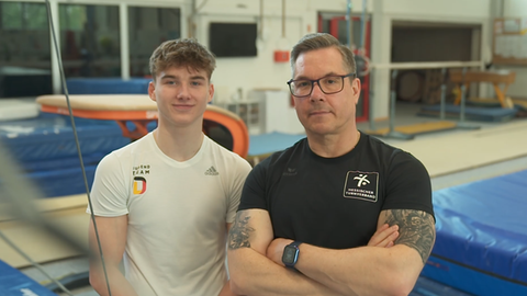 Vater und Sohn in der Turnhalle nebeneinander