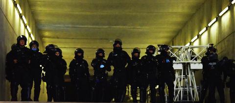 Polizei wartet im Franikfurter Stadion