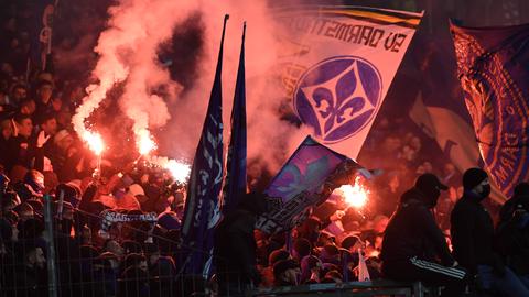 DFB-Pokal, Eintracht Frankfurt - Darmstadt 98, Achtelfinale im Februar 2023. Im Lilien-Block werden Pyros abgebrannt.