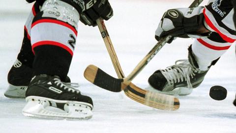 Zwei Eishockeyspieler streiten um den Puk