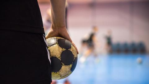 Handball-Spieler mit Ball in der Hand