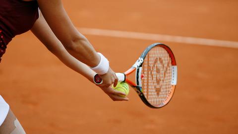 Tennisspielerin beim Aufschlag