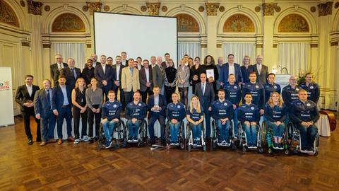 Gruppenbild der mit der Sportplakette des Landes Hessen ausgezeichneten Sportler und Ehrenamtlichen