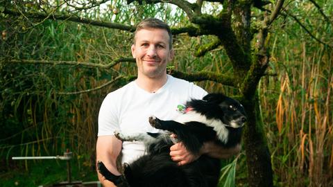 Stephan Pütz mit einem seiner Hunde.