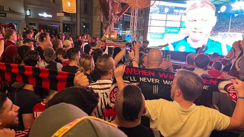 SV-Wehen-Wiesbaden-Fans beim Public Viewing