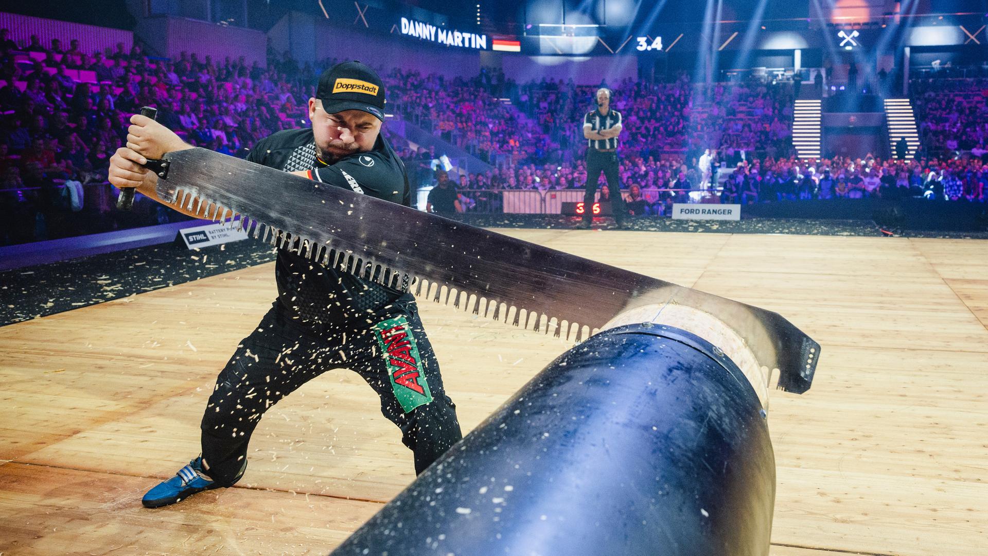 Lumberjack Martin sports with a monster chainsaw to hunt for medals |  hessenschau.de