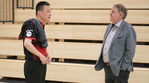 Der Trainer des TTC Fulda-Maberzell, Qing Yu Meng, unterhalt sich mit Vereinspräsident Stefan Frauenholz 