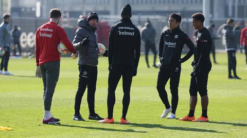 Glasner spricht mit Abwehrspielern