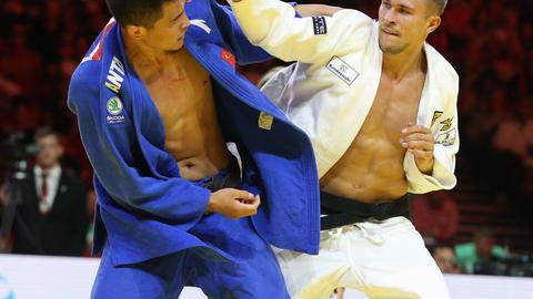 Alexander Wieczerzak im Nahkampf mit seinem Gegner bei der Judo-WM.