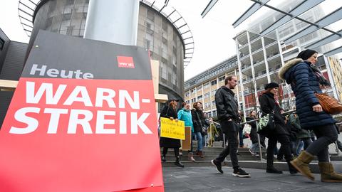 Ein Schild mit der Aufschrift „Heute Warnstreik“ steht vor dem Klinikum Kassel. 