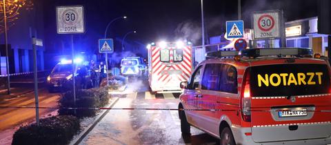 Tatort in Flörsheim mit Polizeiabsperrungen und Polizeiautos