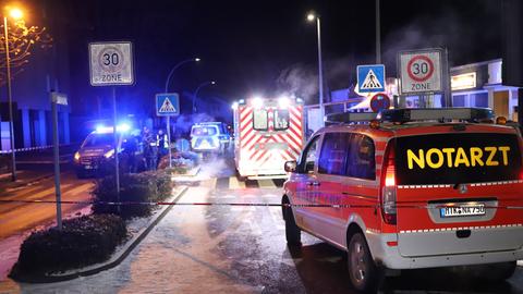 Tatort in Flörsheim mit Polizeiabsperrungen und Polizeiautos