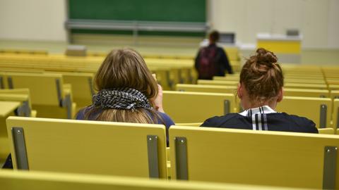 Hörsaal einer Uni mit zwei Personen von hinten