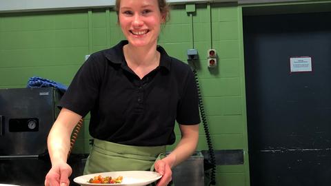 Studentin Lia Catherina Rempeters kocht eine Räucher-Tofu-Bowl mit Gemüse, Erdnuss-Tahin-Dressing und Reis.
