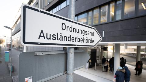 Schild vor der Ausländerbehörde Frankfurt