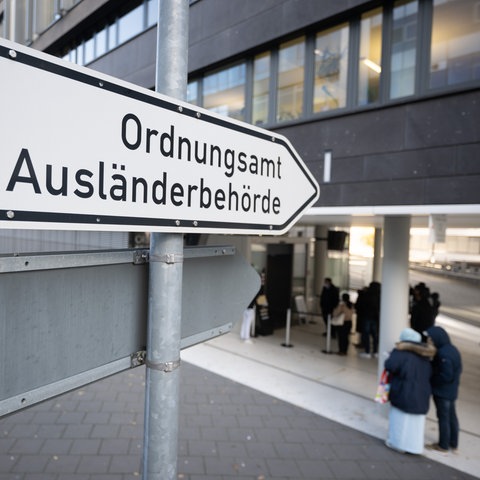 Schild vor der Ausländerbehörde Frankfurt