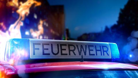 Feuerwehrschild auf Feuerwehrauto im Hintergrund Feuer