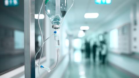 Krankenhaus Flur mit Infusionsflasche im Vordergrund