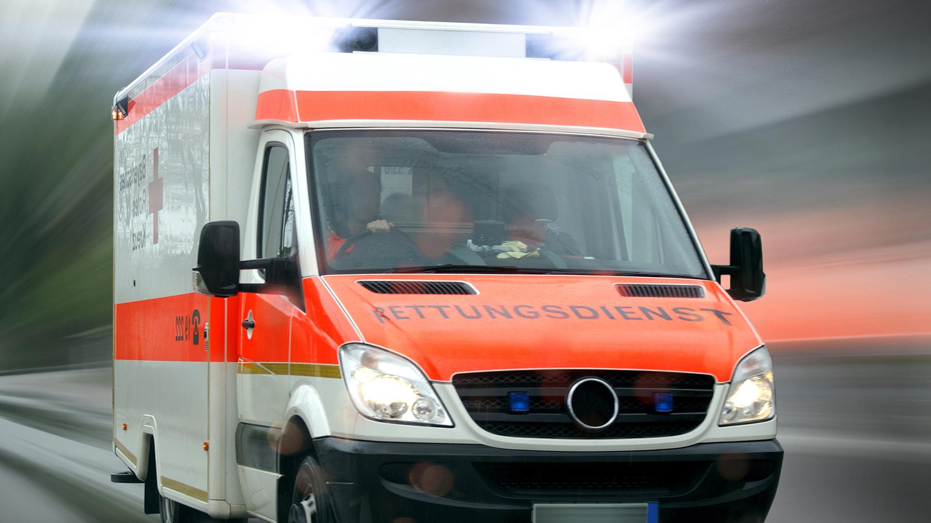 Krankenwagen mit Blaulicht und Martinshorn Stock-Foto