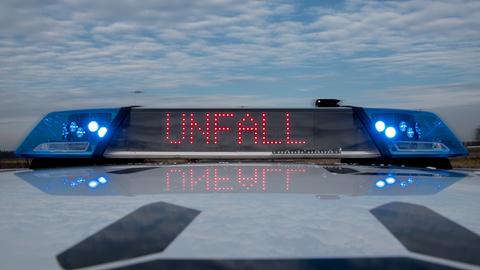 Polizeiauto mit Blaulicht mit Schriftzug "Unfall"