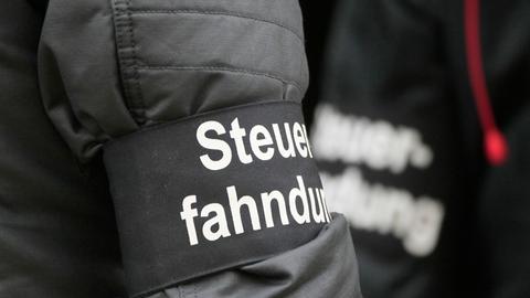 Armbinde mit der Aufschrift Steuerfahndung