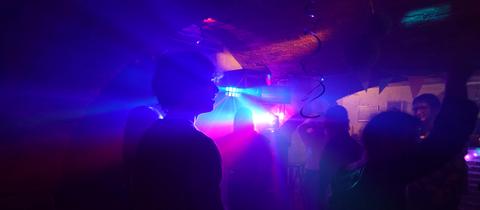 Schatten von tanzenden Menschen mit Partylicht