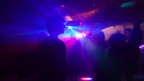 Schatten von tanzenden Menschen mit Partylicht
