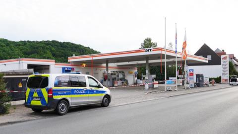 Foto: Blick auf eine Tankstelle von dem gegenüberliegenden Bürgersteig. Ein Polizeiauto steht davor.