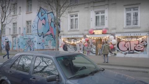 Set-Foto, Cafe-Kelle - Aussenansicht trist und grau