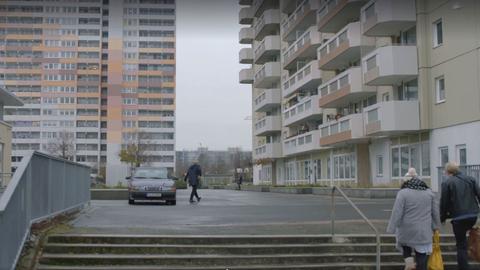 Dennis' Siedlung, Aussenansicht eines tristen grauen Wohnblocks