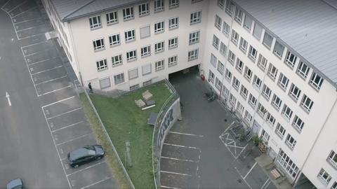 Dronenaufnahme des Grundbergverlages von außen ... graues, tristes, mehrstöckiges Gebäude