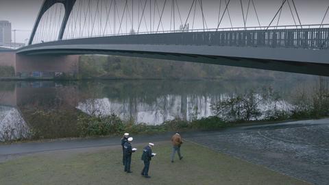 Polizeibeamte unter Brücke am Main ... in grauen, momochromen Farben